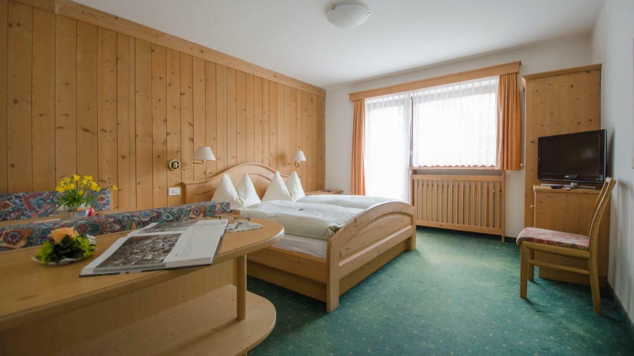 Hotel Garni Ruscel Santa Cristina Val Gardena Bagian luar foto